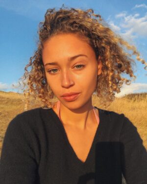 Ella-Rae Smith Instagram - golden sunshine in dorset ☀️
here for the month to shoot @marley_morrison’s beautiful @sweetheart_film 🍬🧡 spending the last few days of a summer in the middle of the countryside with near to no phone signal, so less screen staring and more nature, sea swims and movie making 🕺🏽✨
