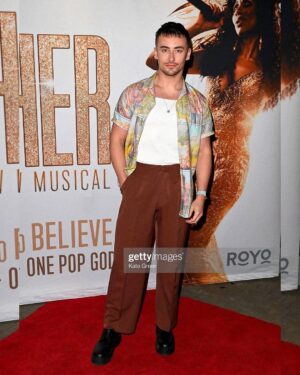 Ella Vaday Instagram - @thechershowuk press night was fabulous, also …wink wink..nudge nudge I’m ready to take on Cher number 4 @arlenephillips @otimabuse 🤣💖 

Go see it at @newwimbledontheatre 

Pic @gettyimages 
@jayjaypruk