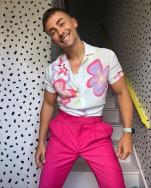 Ella Vaday Instagram - Hey Ken!

For those asking about the outfit!
Shirt is from @bershka 
Trousers are @devilsadvocateclothingofficial - @asos