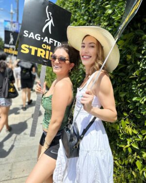Ellen Hancock Instagram - A successful day with friends stickin it to the man 🥰💗💪🏻 @sagaftra #unionstrong