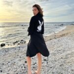 Ellen Hancock Instagram - Behind the scenes in Hawaii ✨✨✨ between shots for @playboy Hawai'I Big Island