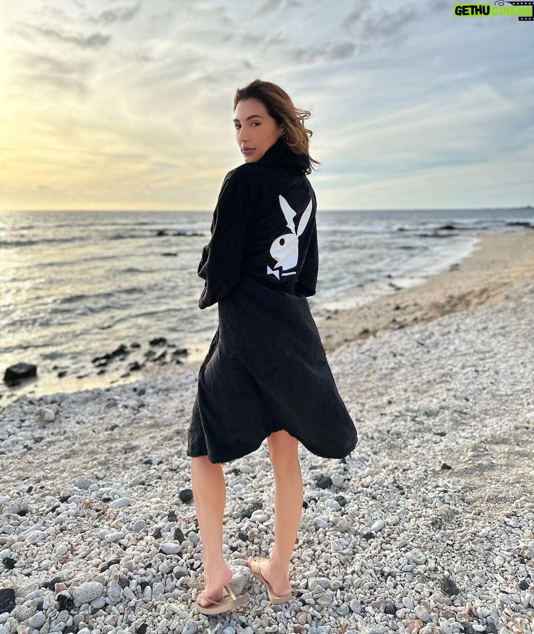 Ellen Hancock Instagram - Behind the scenes in Hawaii ✨✨✨ between shots for @playboy Hawai'I Big Island