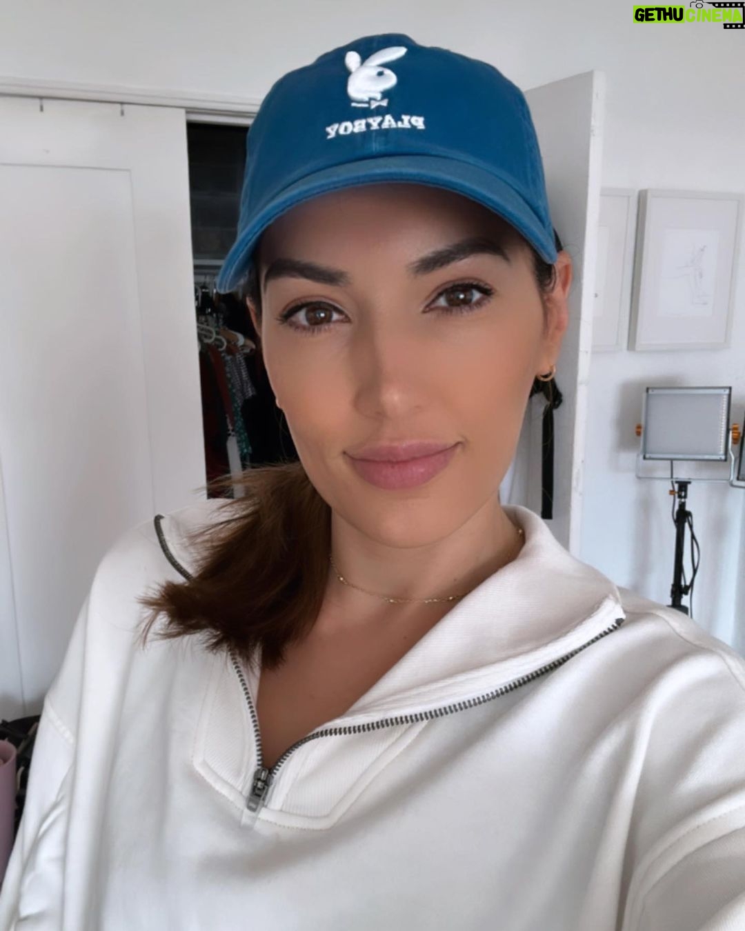 Ellen Hancock Instagram - Bought this sweatshirt and immediately realized it’s only going to be white for like three wears tops 😅 but it’s sooo cute and comfy damn. Free People seriously just take all my money @fpmovement @freepeople