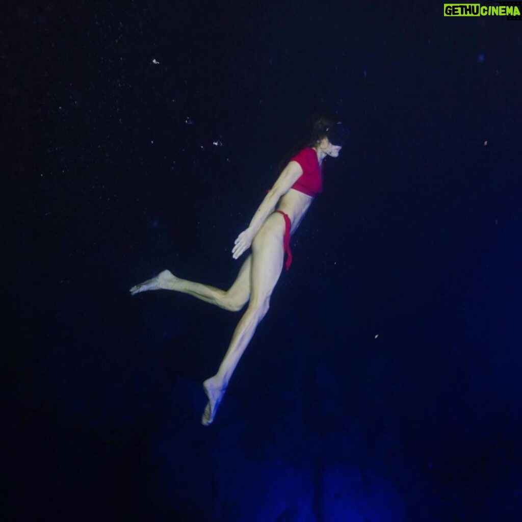 Ellen Hancock Instagram - Real life mermaid quest unlocked ✨🌊🧜🏼‍♀️ swimming with mantas (and one shark 😅) in Kona 💙 @angelinaventurellaphoto