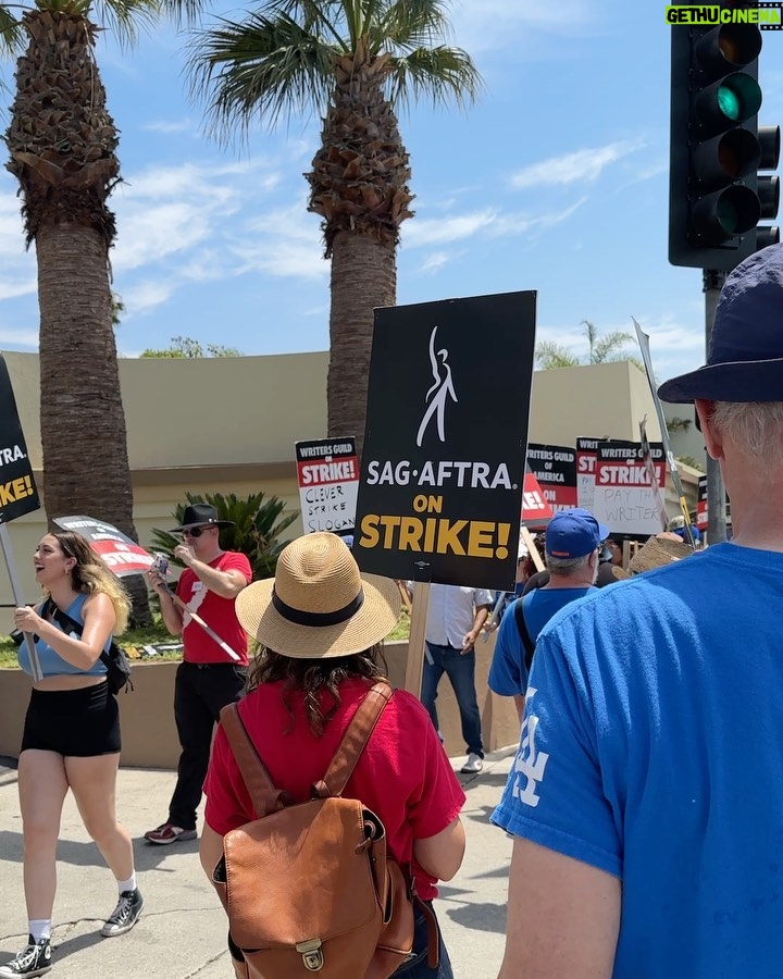 Ellen Hancock Instagram - A successful day with friends stickin it to the man 🥰💗💪🏻 @sagaftra #unionstrong