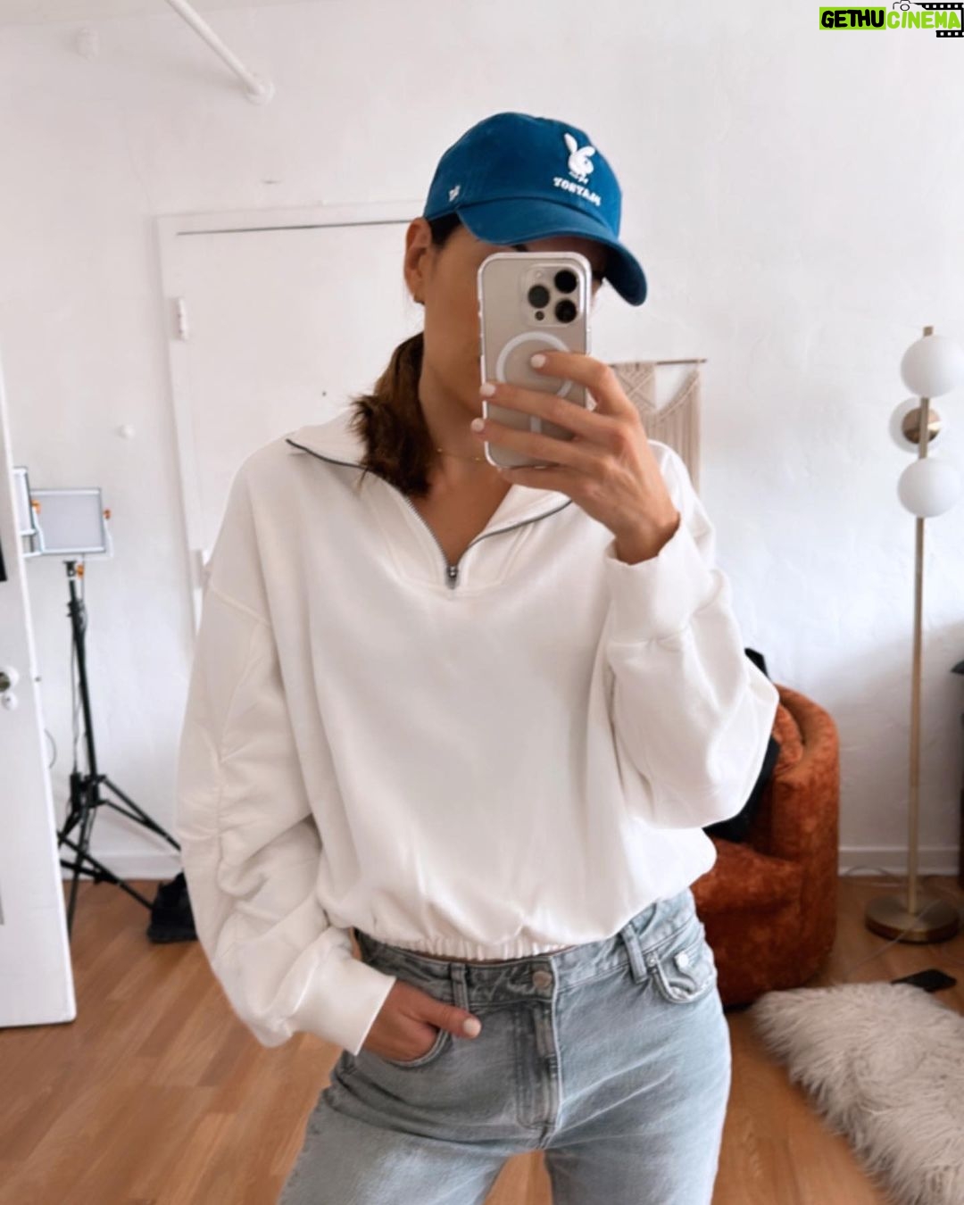 Ellen Hancock Instagram - Bought this sweatshirt and immediately realized it’s only going to be white for like three wears tops 😅 but it’s sooo cute and comfy damn. Free People seriously just take all my money @fpmovement @freepeople
