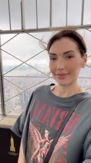 Ellen Hancock Instagram - Solo day in NYC. Legs. Tired.