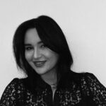 Ema Fajnorová Instagram - Určite si spomínate ako som sa na stories sťažovala, že si neviem poradiť s mojimi poletujúcimi vláskami... 💇🏻‍♀️ Navštívila som Pražský salón značky Wella, v ktorom sa mi venovala ich profesionálna kaderníčka. Stretnutie začalo konzultáciou, kde mi bola odporúčená vlasová rada Oil Reflections. Ako názov prezrádza, táto rada obsahuje bohatý olej z kamélií a extrakt z bieleho čaju. Zaručí ti 3x viac uhladené vlasy a dodá im lesk. Presne toto moje vlasy potrebovali. Odchádzam domov s výsluškou v podobe celej rady, ktorá obsahuje šampón, kondicionér, masku a vlasový olej od @wellaczsk Starajte sa o svoje vlasy s rovnakou pozornosťou ako o svoju pleť. salón @studiowellapraha kaderníčka @sylviekluwe #wellaczsk #spolupraca