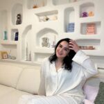 Ema Fajnorová Instagram - Každoročná vianočná návštena s priateľmi mala tento rok úplne iné grády, kedže nás @biankarumanova privítala poprvý krát vo svojom vysnívanom dome @ruman_house na ktorom dlhodobo pracuje 🏠 Prostredníctvom instagramu sme tam boli už mnoho krát, no naživo nás očaril v plnej kráse. Vianočná atmoška sa tu dala krájať 🎄