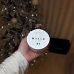 Ema Fajnorová Instagram - Každoročná vianočná návštena s priateľmi mala tento rok úplne iné grády, kedže nás @biankarumanova privítala poprvý krát vo svojom vysnívanom dome @ruman_house na ktorom dlhodobo pracuje 🏠 Prostredníctvom instagramu sme tam boli už mnoho krát, no naživo nás očaril v plnej kráse. Vianočná atmoška sa tu dala krájať 🎄