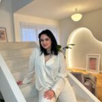 Ema Fajnorová Instagram - Každoročná vianočná návštena s priateľmi mala tento rok úplne iné grády, kedže nás @biankarumanova privítala poprvý krát vo svojom vysnívanom dome @ruman_house na ktorom dlhodobo pracuje 🏠 Prostredníctvom instagramu sme tam boli už mnoho krát, no naživo nás očaril v plnej kráse. Vianočná atmoška sa tu dala krájať 🎄