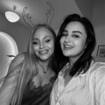 Ema Fajnorová Instagram - Každoročná vianočná návštena s priateľmi mala tento rok úplne iné grády, kedže nás @biankarumanova privítala poprvý krát vo svojom vysnívanom dome @ruman_house na ktorom dlhodobo pracuje 🏠 Prostredníctvom instagramu sme tam boli už mnoho krát, no naživo nás očaril v plnej kráse. Vianočná atmoška sa tu dala krájať 🎄