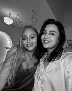 Ema Fajnorová Instagram - Každoročná vianočná návštena s priateľmi mala tento rok úplne iné grády, kedže nás @biankarumanova privítala poprvý krát vo svojom vysnívanom dome @ruman_house na ktorom dlhodobo pracuje 🏠 Prostredníctvom instagramu sme tam boli už mnoho krát, no naživo nás očaril v plnej kráse. Vianočná atmoška sa tu dala krájať 🎄