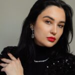 Ema Fajnorová Instagram - Výrazné špekry sú pre moje outfity must have. Opulentné a originálne kryštálové kúsky z dielne Swarovski, na mne môžete vidieť často a preto som sa s nimi rada prepojila aj pri príležitosti Vianoc. Darček v podobe výrazného doplnku je tou správnou voľkou pre každú fashion girlie 🎀 #swarovski #CelebrateWonder #CrystalMetamorphosis #spolupraca