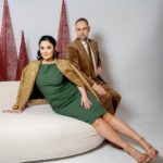 Ema Fajnorová Instagram - Christmas cover stars 🧑🏻‍🎄🎅🏻 S Mariánom sme mali vianočné fotenie, ktoré bolo zamerané na outfity ku štedrovečernému stolu. Okrem nich si pre mňa kostymérky z televízie pripravili aj kreatívny a výrazný fascinátor ktorý bol náležite dramatický. S tým by som sa pri štedrovečernom stole pohybovala opatrnejšie, aby mi vianočná gula z hlavy nepristála v zemiakovom šaláte. Ďakujem za skvelý team, ktorý sa o nás postaral foto @marta_batus