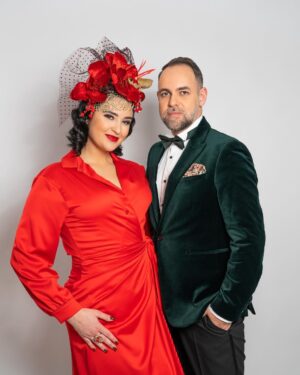 Ema Fajnorová Instagram - Christmas cover stars 🧑🏻‍🎄🎅🏻

S Mariánom sme mali vianočné fotenie, ktoré bolo zamerané na outfity ku štedrovečernému stolu. Okrem nich si pre mňa kostymérky z televízie pripravili aj kreatívny a výrazný fascinátor ktorý bol náležite dramatický. S tým by som sa pri štedrovečernom stole pohybovala opatrnejšie, aby mi vianočná gula z hlavy nepristála v zemiakovom šaláte. 

Ďakujem za skvelý team, ktorý sa o nás postaral

foto @marta_batus