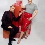 Ema Fajnorová Instagram - Christmas cover stars 🧑🏻‍🎄🎅🏻 S Mariánom sme mali vianočné fotenie, ktoré bolo zamerané na outfity ku štedrovečernému stolu. Okrem nich si pre mňa kostymérky z televízie pripravili aj kreatívny a výrazný fascinátor ktorý bol náležite dramatický. S tým by som sa pri štedrovečernom stole pohybovala opatrnejšie, aby mi vianočná gula z hlavy nepristála v zemiakovom šaláte. Ďakujem za skvelý team, ktorý sa o nás postaral foto @marta_batus
