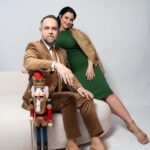 Ema Fajnorová Instagram - Christmas cover stars 🧑🏻‍🎄🎅🏻 S Mariánom sme mali vianočné fotenie, ktoré bolo zamerané na outfity ku štedrovečernému stolu. Okrem nich si pre mňa kostymérky z televízie pripravili aj kreatívny a výrazný fascinátor ktorý bol náležite dramatický. S tým by som sa pri štedrovečernom stole pohybovala opatrnejšie, aby mi vianočná gula z hlavy nepristála v zemiakovom šaláte. Ďakujem za skvelý team, ktorý sa o nás postaral foto @marta_batus