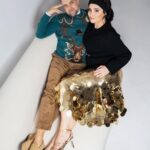 Ema Fajnorová Instagram - Christmas cover stars 🧑🏻‍🎄🎅🏻 S Mariánom sme mali vianočné fotenie, ktoré bolo zamerané na outfity ku štedrovečernému stolu. Okrem nich si pre mňa kostymérky z televízie pripravili aj kreatívny a výrazný fascinátor ktorý bol náležite dramatický. S tým by som sa pri štedrovečernom stole pohybovala opatrnejšie, aby mi vianočná gula z hlavy nepristála v zemiakovom šaláte. Ďakujem za skvelý team, ktorý sa o nás postaral foto @marta_batus