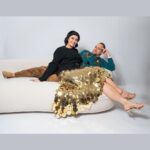 Ema Fajnorová Instagram - Christmas cover stars 🧑🏻‍🎄🎅🏻 S Mariánom sme mali vianočné fotenie, ktoré bolo zamerané na outfity ku štedrovečernému stolu. Okrem nich si pre mňa kostymérky z televízie pripravili aj kreatívny a výrazný fascinátor ktorý bol náležite dramatický. S tým by som sa pri štedrovečernom stole pohybovala opatrnejšie, aby mi vianočná gula z hlavy nepristála v zemiakovom šaláte. Ďakujem za skvelý team, ktorý sa o nás postaral foto @marta_batus