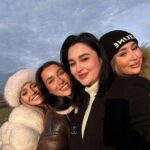 Ema Fajnorová Instagram - Každoročná vianočná návštena s priateľmi mala tento rok úplne iné grády, kedže nás @biankarumanova privítala poprvý krát vo svojom vysnívanom dome @ruman_house na ktorom dlhodobo pracuje 🏠 Prostredníctvom instagramu sme tam boli už mnoho krát, no naživo nás očaril v plnej kráse. Vianočná atmoška sa tu dala krájať 🎄