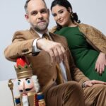 Ema Fajnorová Instagram - Christmas cover stars 🧑🏻‍🎄🎅🏻 S Mariánom sme mali vianočné fotenie, ktoré bolo zamerané na outfity ku štedrovečernému stolu. Okrem nich si pre mňa kostymérky z televízie pripravili aj kreatívny a výrazný fascinátor ktorý bol náležite dramatický. S tým by som sa pri štedrovečernom stole pohybovala opatrnejšie, aby mi vianočná gula z hlavy nepristála v zemiakovom šaláte. Ďakujem za skvelý team, ktorý sa o nás postaral foto @marta_batus