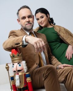 Ema Fajnorová Instagram - Christmas cover stars 🧑🏻‍🎄🎅🏻 S Mariánom sme mali vianočné fotenie, ktoré bolo zamerané na outfity ku štedrovečernému stolu. Okrem nich si pre mňa kostymérky z televízie pripravili aj kreatívny a výrazný fascinátor ktorý bol náležite dramatický. S tým by som sa pri štedrovečernom stole pohybovala opatrnejšie, aby mi vianočná gula z hlavy nepristála v zemiakovom šaláte. Ďakujem za skvelý team, ktorý sa o nás postaral foto @marta_batus