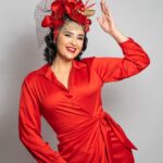 Ema Fajnorová Instagram - Christmas cover stars 🧑🏻‍🎄🎅🏻 S Mariánom sme mali vianočné fotenie, ktoré bolo zamerané na outfity ku štedrovečernému stolu. Okrem nich si pre mňa kostymérky z televízie pripravili aj kreatívny a výrazný fascinátor ktorý bol náležite dramatický. S tým by som sa pri štedrovečernom stole pohybovala opatrnejšie, aby mi vianočná gula z hlavy nepristála v zemiakovom šaláte. Ďakujem za skvelý team, ktorý sa o nás postaral foto @marta_batus