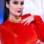 Ema Fajnorová Instagram - Je to už 12 týždňov čo Nákupné Maniačky v televízií odštartovali. Tento krát Vám prinášame príjemnú partiu a zaujímavý príbeh jednej z maniačok. Téma "Popoluška" bola babami poňatá farebne, za čo ich chvalim 🫶🏻