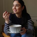 Ema Fajnorová Instagram - Ideálnym comfort food na zimné obdobie je kaša 🥄 @emco.cz si pre vás pripravilo 3 príchute v ich Super Kašiach bez pridaného cukru a sladidiel. Prakticky balené kaše stačí zaliať horúcou vodou, premiešať a chvíľu počkať. Chutná kaša je na svete. Vhodná na raňajky, olovrať, praktická do školy či práce. Kaše majú vysoký obsah ovocia, orieškov a čokolády, ktoré im zaručujú sladkú chuť. príchute kaší: 🍫🍓🍑 #spolupraca