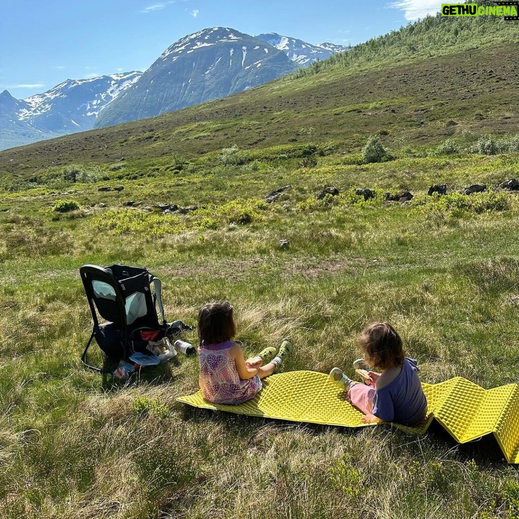 Emelie Forsberg Instagram - Dear June, thank you for the beautiful days ❤️ We spent a lot of time outside, eating, gardening, hiking, playing and sleeping. I also got some really nice longer trainings- well needed as in 2 weeks I will run @eigerultratrail 55 km! ☺️