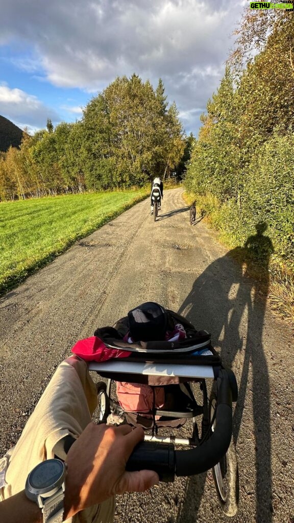Emelie Forsberg Instagram - To spend time outdoors is essential and now with two little ones it's like a whole new world of what it means. It's on their premises, with a bit of encouragement and some yummie snacks as treat 😊 Step by step we hike slowly up the hills, taking time to explore what is around us. We picked hazelnuts, blueberries and mushrooms! Today Kilian biked with Maj and I was running with Ylva-Li to the trail start! ( @thule ride along bike seat and Stroller-Glide 2!) I'm a proud ambassador for #Bringyourlife @thule_family ❤️