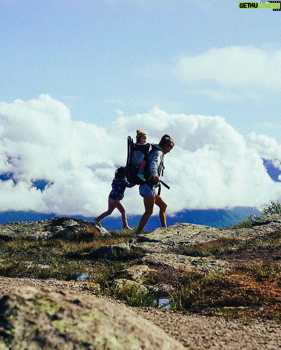 Emelie Forsberg - 12.4K Likes - A week of " easy and go by the feeling" when it comes to training is so nice.. for a week 🤪
Now I'm motivated to start a good block again!
I have been working on our little farm, cutting a lot of grass, prepping some veggie patches for the autumn and winter, picked up all potatoe and some wood work. I love it ❤️
Time spent walking with our girls in their own pace has been the highlights ❤️
I wish you a lovely week ahead!
@thule_family
#bringyourlife