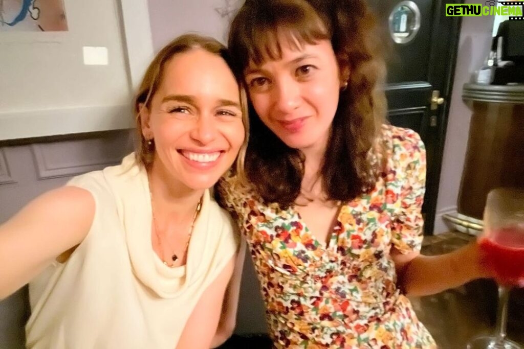Emilia Clarke Instagram - After 3 years, 15 weeks and 85 shows, our seagull has flown the nest! I can’t begin to describe what a life altering piece of work this has been, I am a different human than when this process began and it is with a heavy heart I wave goodbye to my Nina and my cast, it has been the greatest privilege to share a stage and a world with them all. Truly unforgettable. To everyone who came to watch, thank you, thank you, thank you, you made a theatre girls dream come true ❤️ #yesthatsaseagullcake #yesitsbiggerthanme #yesweateitall #canigotosleepnow? #noseagullswereharmedintheewtingofthiscake Harold Pinter Theater,London City