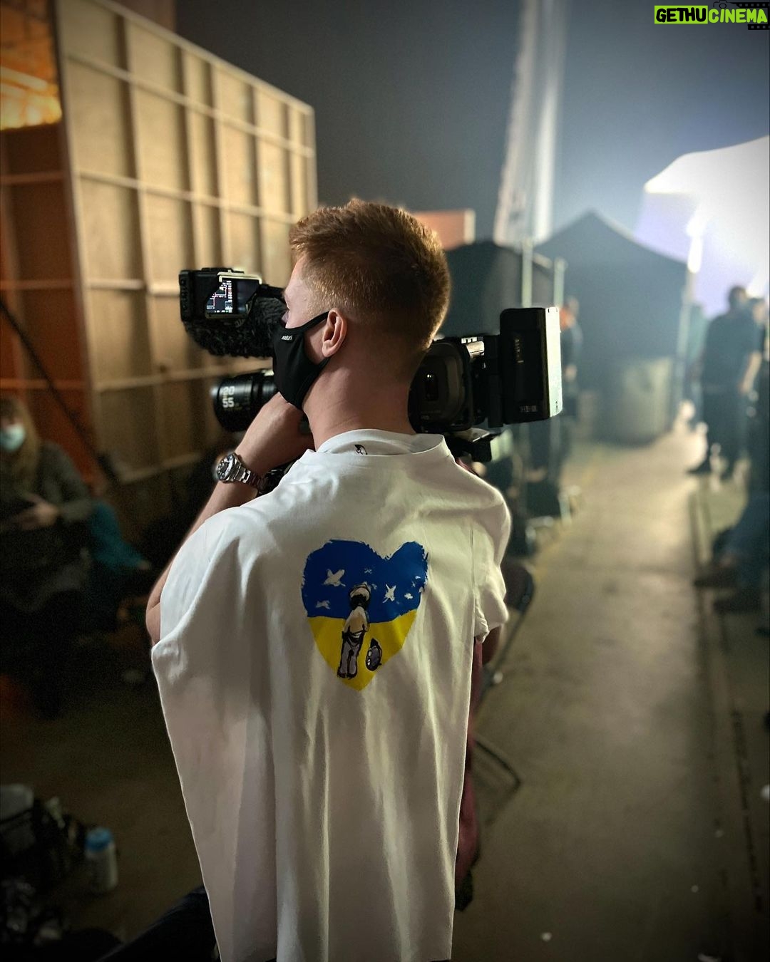 Emilia Clarke Instagram - Ted and I are proud to stand with #Ukraine 🇺🇦. As are the incredible, beautiful crew from my latest project. These T-shirts were the most welcomed wrap gifts I’ve ever had the honour to give. My heart is breaking along with so many others over the continued suffering, pain and heartbreak millions are living through in Ukraine. As the news comes in everyday it can feel overwhelming, not knowing how any one individual can make any difference to this shocking reality, but, here are a few ways to show your support and send some love… If you want to join us and donate much needed funds, donate to @disastersemergencycommittee. By doing so you'll help provide food, water, shelter and healthcare to refugees and displaced families. If you are in the USA 🇺🇸 you can give to directrelief.org who are working to fulfil the medical needs of Ukraine’s health ministry. The beautifully made (and insanely soft and comfy) t-shirts that Ted, the crew and I are wearing are by the ever magnificent and loving @charliemackesy. All proceeds go to @chooselove All links are in my bio. And finally my incredibly talented and dear friend @jasperfry has some stunning photos he took of #kyiv in 2018 for sale. All the proceeds are going to four Ukraine based charities. Info on his page. #standwithukraine #standforlove #❤️