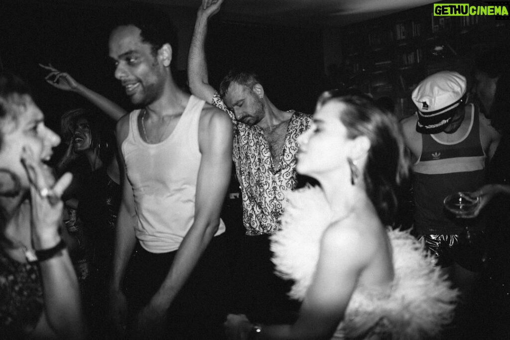 Emilia Clarke Instagram - Holy birthday balls now THATS what I call a good time. 😂🤩💃🕺 Any fears over the next roll round the sun melted in the haze and glory of this ode to studio 54. THANK YOU for all your beautiful messages and love!! I was floating on an air of good vibes that should last me all year….😘❤🙏🏻 And extra special thanks to the next level birthday squad that got me my feathers and my glitter…💃 @davidkomalondon @petraflannery @chloebeeneystyling @lynseyalexander @anthonyturnerhair @tiffanyandco @jimmychoo Gods among mortals. #birthdaytoendallbirthdays #littycommiteeunite #iseeyou2022 #👏 #❤