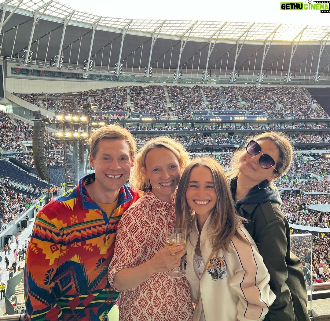 Emilia Clarke Instagram - The single greatest night of my life occurred yesterday. THE QUEEN @beyonce CAME TO SLAY!!! She brought us to tears, she brought us dancing ‘till our feet bled and my God did she remind us why life is worth every second of living. We bow down to your glory & the most spectacular awe inspiring show I have ever witnessed! MIND. BLOWN. THANK YOU! Thank you @tottenhamhotspurstadium and @hallsandhalls for organising! What a night! (I’m now going back to bed) 😂🙌🤩🐝 🤯 #beyonceforpresident #skankinglikenooneswatching #beyoncemakesyouthinkyourwhitegirltwostepainttoshabby