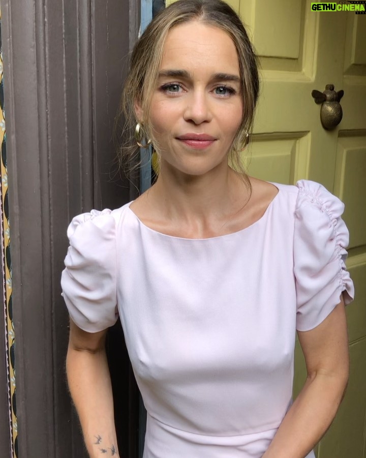 Emilia Clarke Instagram - 💥HOLY MOTHER OF MADDNESS MY BABY IS BORN TOOOODAYYYY!!!!!! @mayamotherofmadness 💥I will be talking about it allll on @livekellyandryan AAAAND @jimmyfallon later on tonight.. Also you’re only gonna see 1/3rd of this dress (there’s another one en route DONT you worry) and hair and makeup so it needed a moment in the (boiling hot) sun… thank you TEAM FROM HEAVEN for making me wish it was being seen in the streets of New York… @earlsimms2 @naokoscintu @petraflannery @chloebeeneystyling @miumiu @tiffanyandco 😍💃🥰❤🤩🙏🏻🥳👏