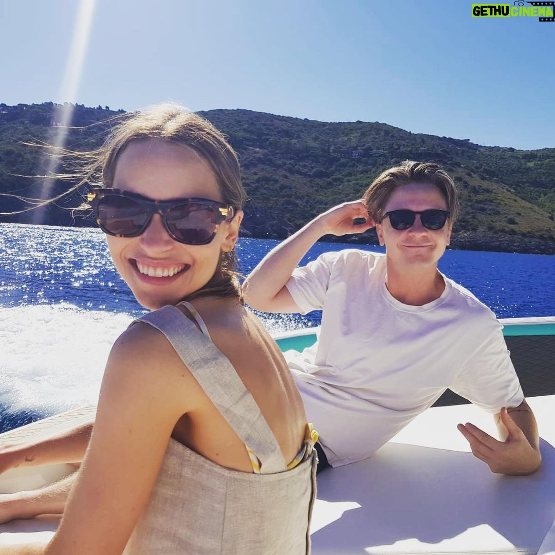Emilia Clarke Instagram - Please. I beg of you. Take me back.…. 💃😎🌊☀️ #memoriesthatlastlongerthanthetan #vivaitalia #footballasideofcourse #🥺