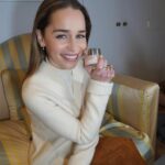 Emilia Clarke Instagram - #ad So, my skin loves to kick off and become dry when the seasons change, or I’m travelling, tired, overworked or on holiday! Which is why my ULTIMATE could not live without, single most important part of my makeup bag, is my @clinique Moisture Surge! Come rain or shine, sleet or snow, travelling or relaxing in the sun, this guy is the one I need! It gives me my glow and therefore the boost I need to get out the door and ready to slay! 😎💪🏻❤️ #cliniqueambassador #moisturesurge