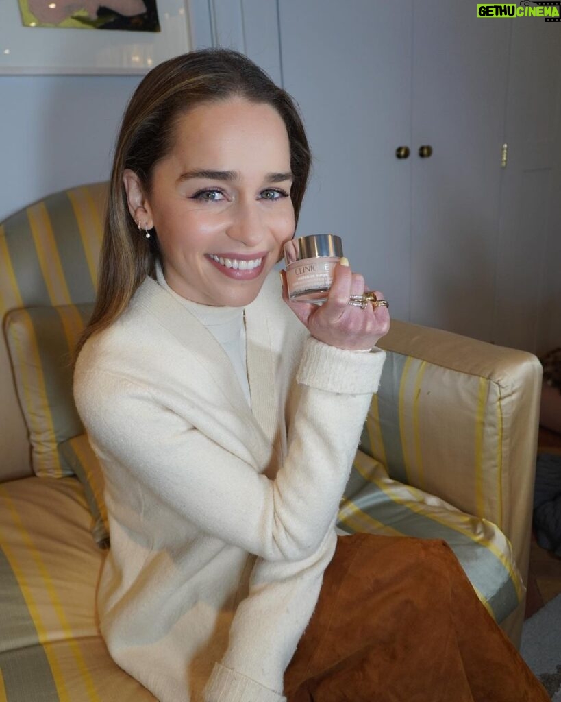 Emilia Clarke Instagram - #ad So, my skin loves to kick off and become dry when the seasons change, or I’m travelling, tired, overworked or on holiday! Which is why my ULTIMATE could not live without, single most important part of my makeup bag, is my @clinique Moisture Surge! Come rain or shine, sleet or snow, travelling or relaxing in the sun, this guy is the one I need! It gives me my glow and therefore the boost I need to get out the door and ready to slay! 😎💪🏻❤ #cliniqueambassador #moisturesurge