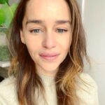 Emilia Clarke Instagram - This #InternationalThankYouDay I want to shout from the rooftops #ThankYouNHS 🙏🌈💙!! The incredible work they do for us deserves our thanks love and our support in demanding #fairpay . #WithNHSStaff THANK YOU NHS!!!! 💪🏻💪🏻 🙏🏻🙌 #nhsstaff #nhsheroes #nhsworkers #nhs #protectthenhs #nhspay #fairpay #weloveyou #❤️