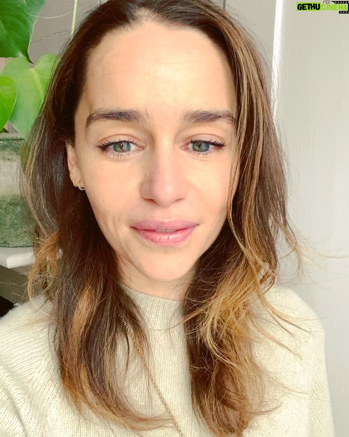 Emilia Clarke Instagram - This #InternationalThankYouDay I want to shout from the rooftops #ThankYouNHS 🙏🌈💙!! The incredible work they do for us deserves our thanks love and our support in demanding #fairpay . #WithNHSStaff THANK YOU NHS!!!! 💪🏻💪🏻 🙏🏻🙌 #nhsstaff #nhsheroes #nhsworkers #nhs #protectthenhs #nhspay #fairpay #weloveyou #❤