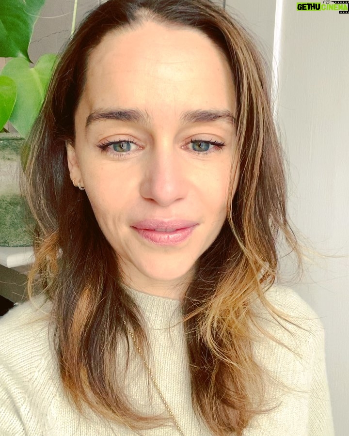 Emilia Clarke Instagram - This #InternationalThankYouDay I want to shout from the rooftops #ThankYouNHS πππ!! The incredible work they do for us deserves our thanks love and our support in demanding #fairpay . #WithNHSStaff THANK YOU NHS!!!! πͺπ»πͺπ» ππ»π #nhsstaff #nhsheroes #nhsworkers #nhs #protectthenhs #nhspay #fairpay #weloveyou #β€οΈ