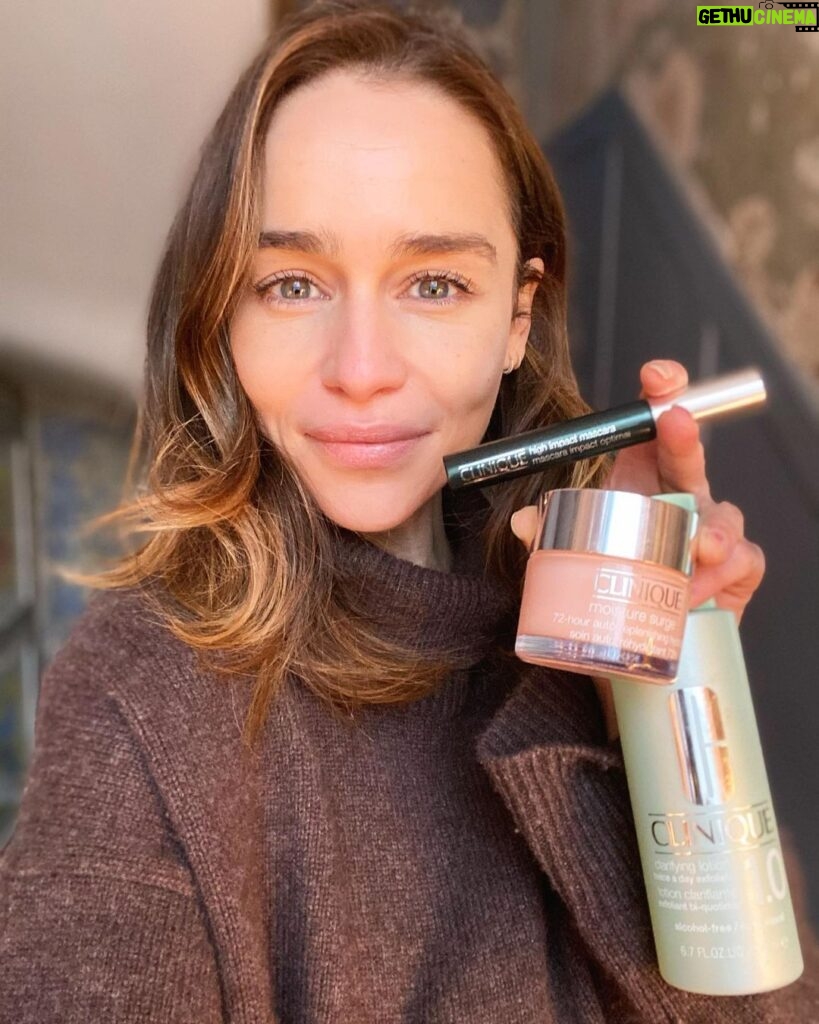 Emilia Clarke Instagram - #ad #cliniqueambassador Baby it’s bloody freezing outside but with THESE MAGICAL WONDERS my face ain’t nothing but hydrated and calmed to the max! My 72 hour moisture surge auto-replenishing hydrator to keep my skin glowing, the clarifying lotion to keep my skin squeaky clean and then that must have high impact mascara to finish off my holiday look! Ta da!!! Lashes for dayz... @clinique thank you for the festive face pick me up! #❤️ #🎄 #🥰