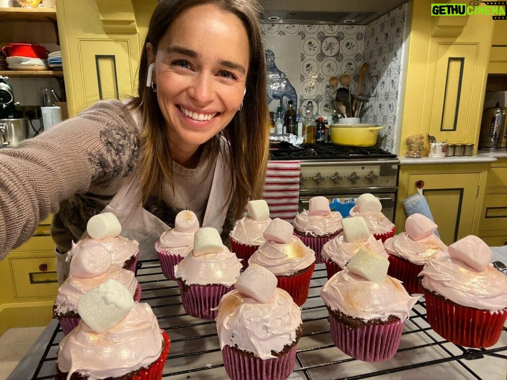 Emilia Clarke Instagram - Lockdown or not apparently I will keep baking.... 😎💁‍♀️ Yup. I bought edible glitter spray. And yup I highly recommend it. (Works on porridge, hell it even works on ted) #👩‍🍳