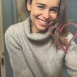 Emilia Clarke Instagram - ❤️ #seeaheartsendaheart ❤️ This is to all the incredible magical front line health workers the world over who have been keeping us safe during this pandemic and everyday of our lives... @clinique have been doing some incredible work to say thank you and help support them! They have been donating thousands of products to local hospitals and providing financial support to global organisations. What a beautiful company I am a proud to be in their family 😍 Go on, let’s see your heart!! #❤️