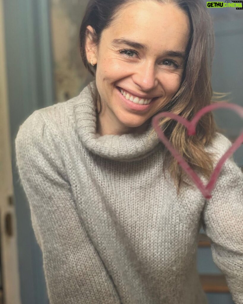 Emilia Clarke Instagram - ❤️ #seeaheartsendaheart ❤️ This is to all the incredible magical front line health workers the world over who have been keeping us safe during this pandemic and everyday of our lives... @clinique have been doing some incredible work to say thank you and help support them! They have been donating thousands of products to local hospitals and providing financial support to global organisations. What a beautiful company I am a proud to be in their family 😍 Go on, let’s see your heart!! #❤️