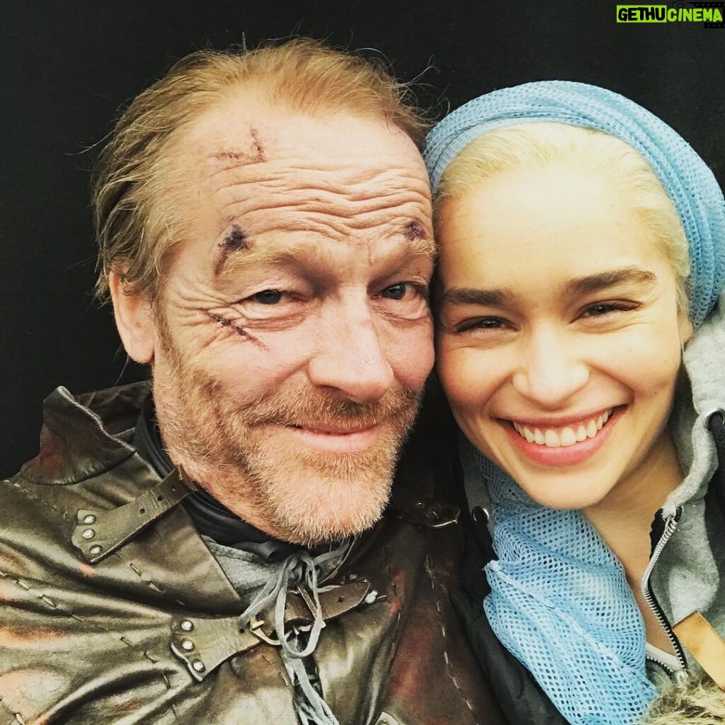 Emilia Clarke Instagram - The man. The myth. The LEGEND @iainglen60 HAS JOINED INSTAGRAM! 🤩🤩🤩🤩🤩🤩🤩🤩🤩 “KHHHALLEEESSSSIIIII!!!” My hero and my guide for over a decade… please instaworld show this man the lovin he deserves #🥰 #👏 #🥳