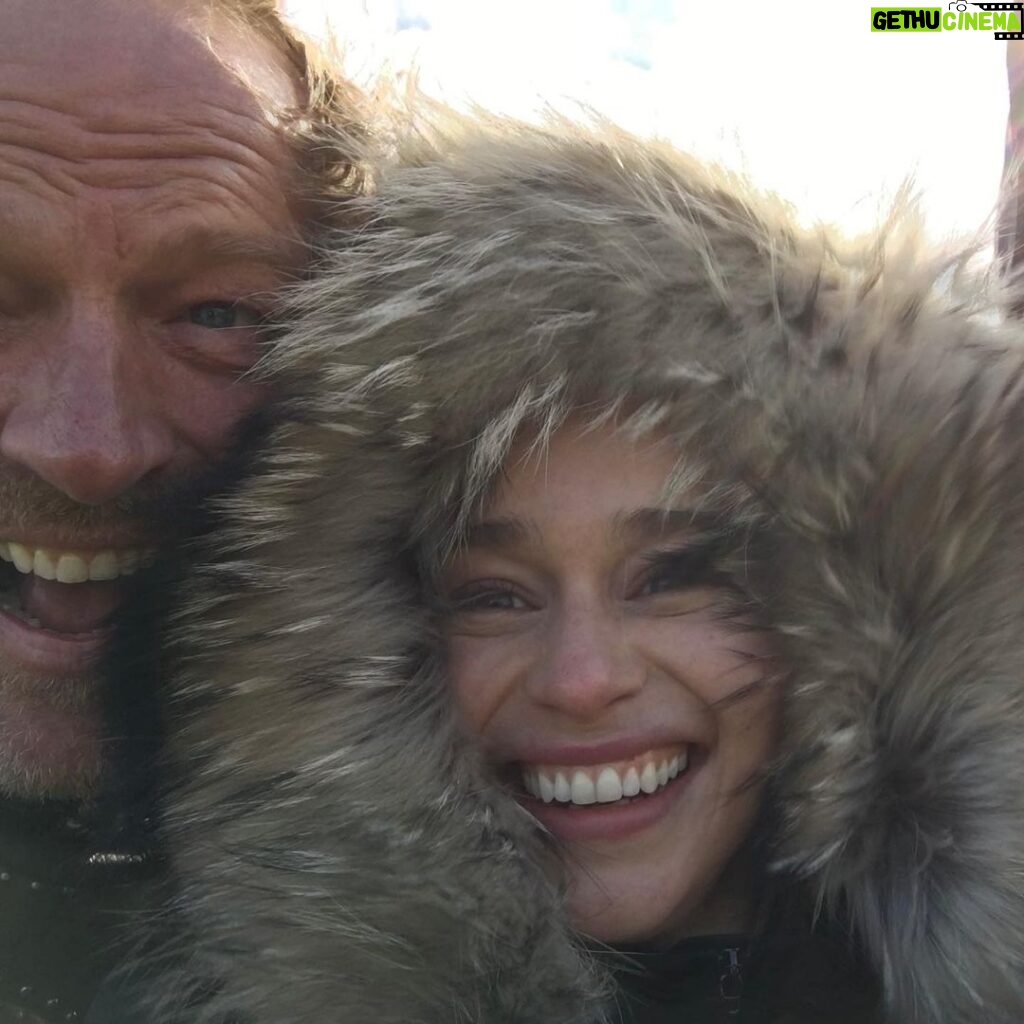 Emilia Clarke Instagram - The man. The myth. The LEGEND @iainglen60 HAS JOINED INSTAGRAM! 🤩🤩🤩🤩🤩🤩🤩🤩🤩 “KHHHALLEEESSSSIIIII!!!” My hero and my guide for over a decade… please instaworld show this man the lovin he deserves #🥰 #👏 #🥳